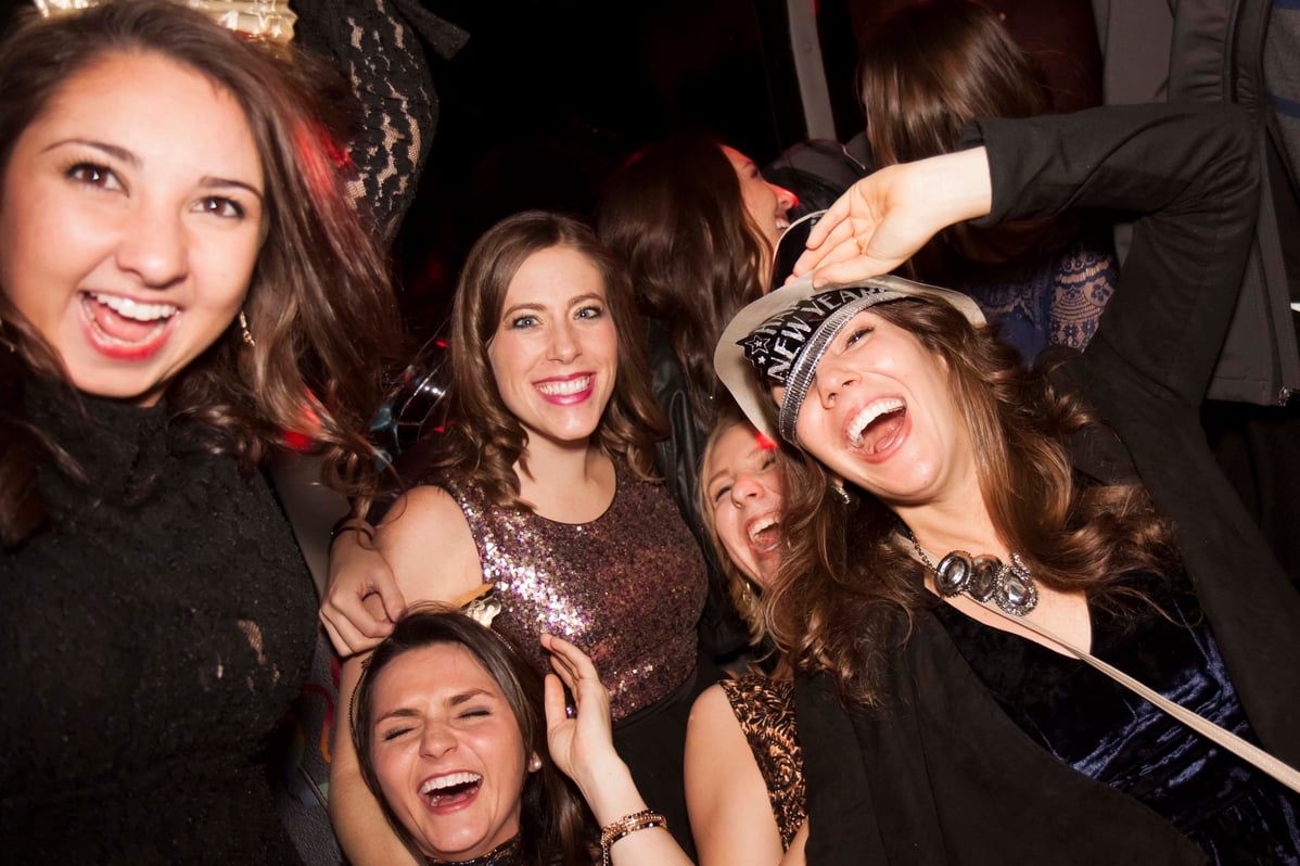Women-Having-Fun-2017-NYE-New-Years-Limo-Party-Bus-Bar-Crawl